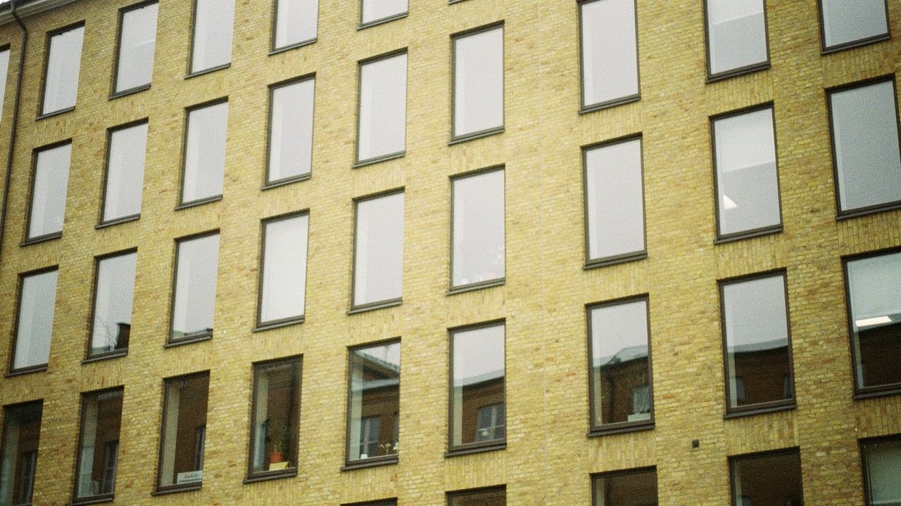 Facadedetalje i gul tegl med rytmiske vinduer