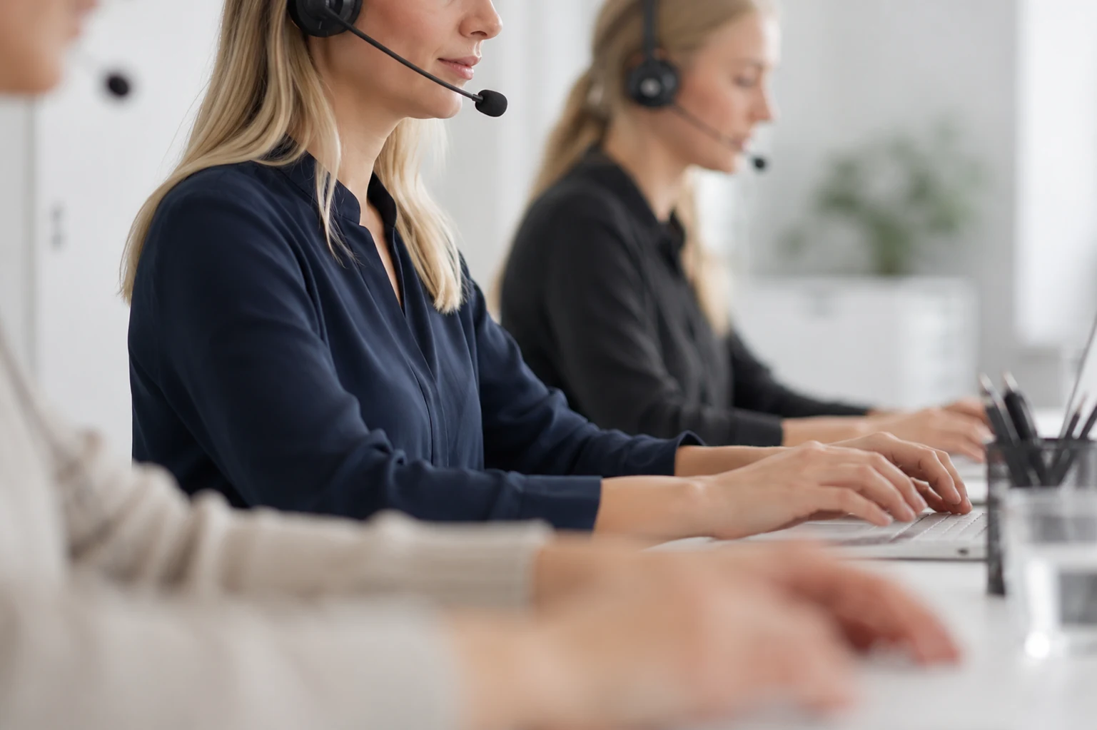 Kundeservicemedarbejder ved skærm med chat-assistent