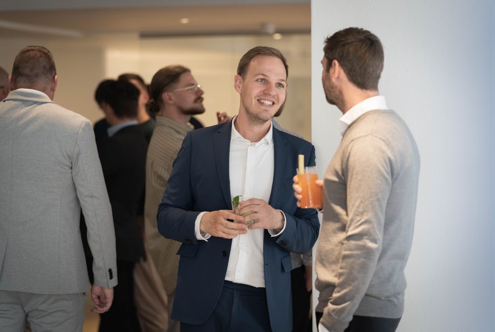 To mænd med farverige drinks i hånden til Capacit mixer
