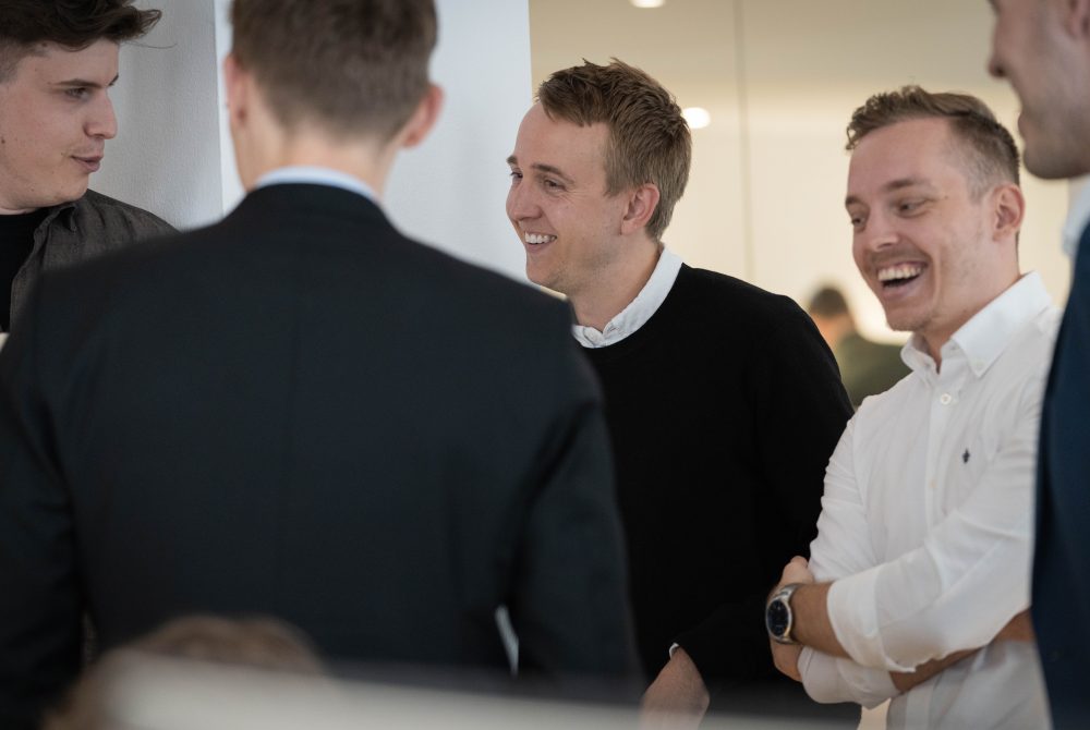 En gruppe medarbejdere fra Capacit griner og taler